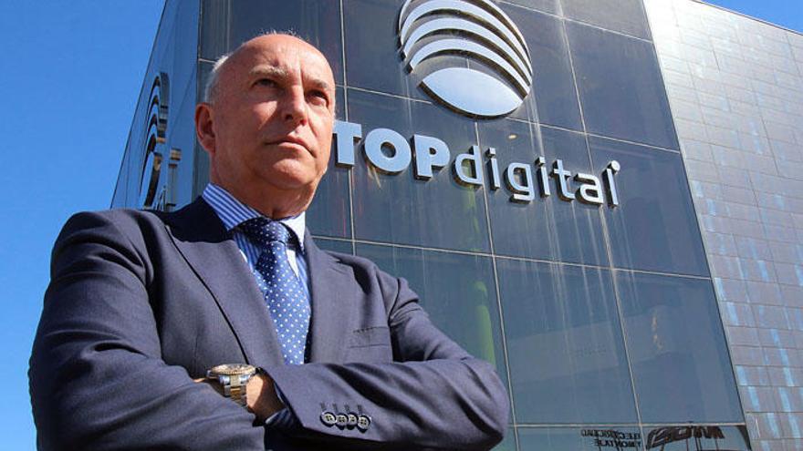 Una imagen de Santiago Lucas delante de la sede de Top Digital.