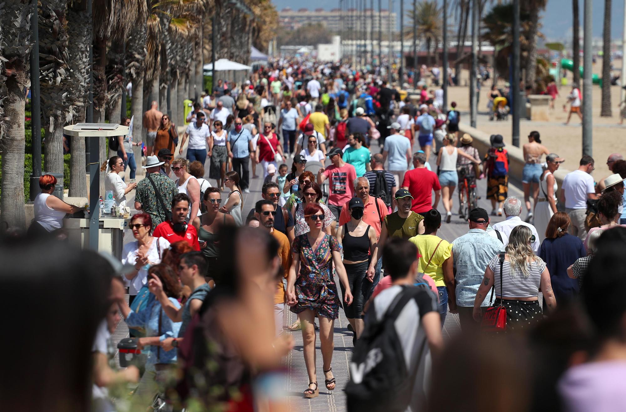 Las playas de València, llenazo previo al verano