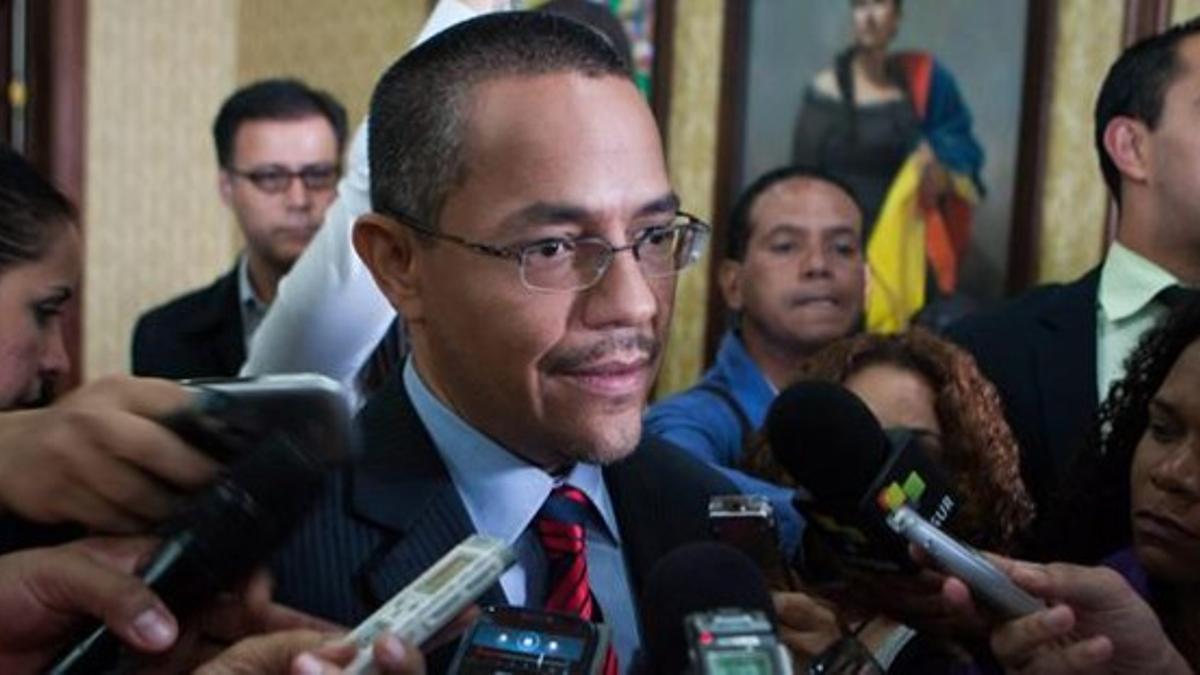 El ministro venezolano de comunicación, Ernesto Villegas, habla en una rueda de prensa.