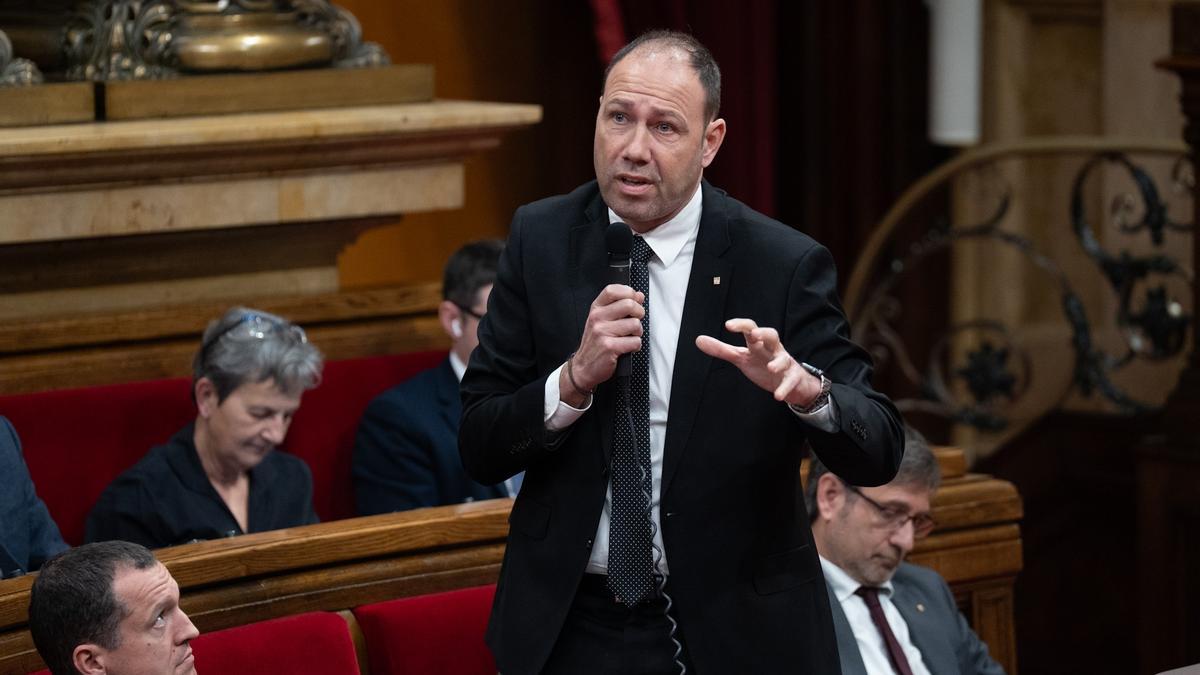 El 'conseller' de Deportes de la Generalitat, Berni Álvarez, en la sesión de control del pleno del Parlament de Cataluña.