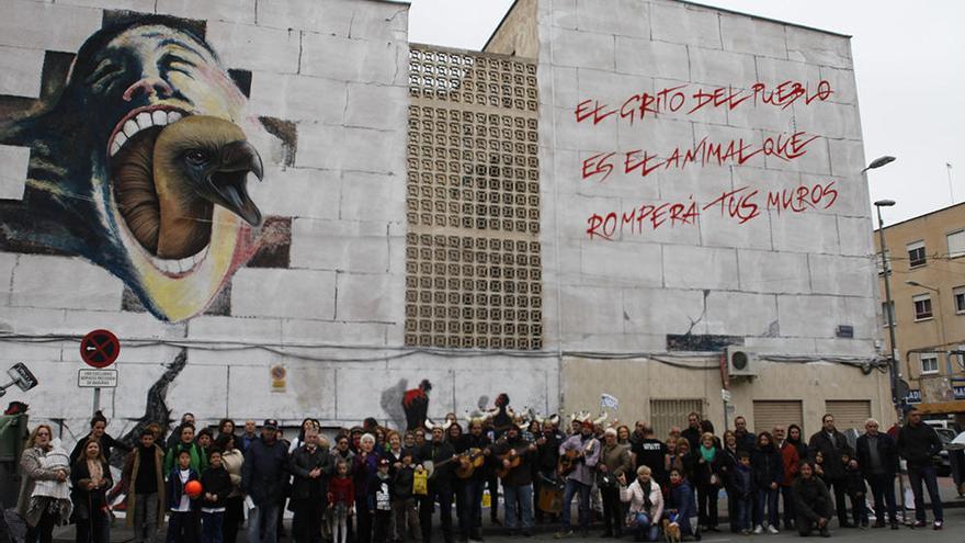 &quot;El grito del pueblo es el animal que romperá tus muros&quot;, se lee en el grafiti