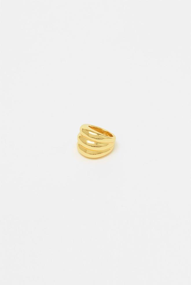 Anillo dorado de Bimba y Lola. (Precio: 38 euros. Precio rebajado: 26 euros)