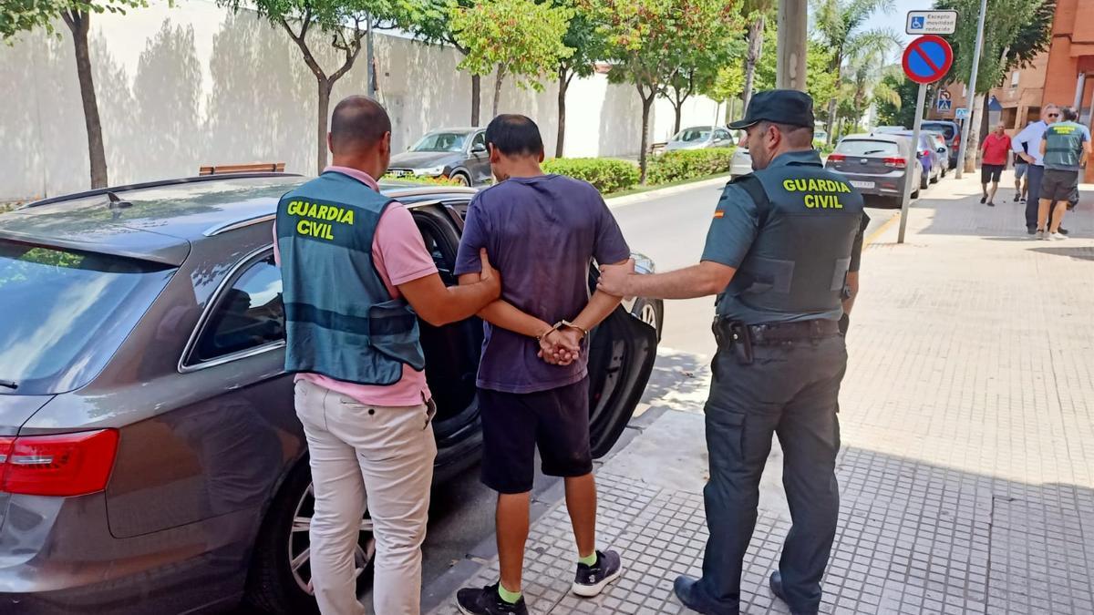 El detenido en Aspe conducido por dos agentes de la Benemérita.