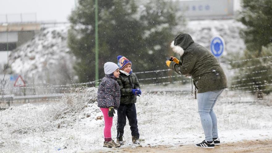 Niños y niñas disfrutan de la nieve en Utiel