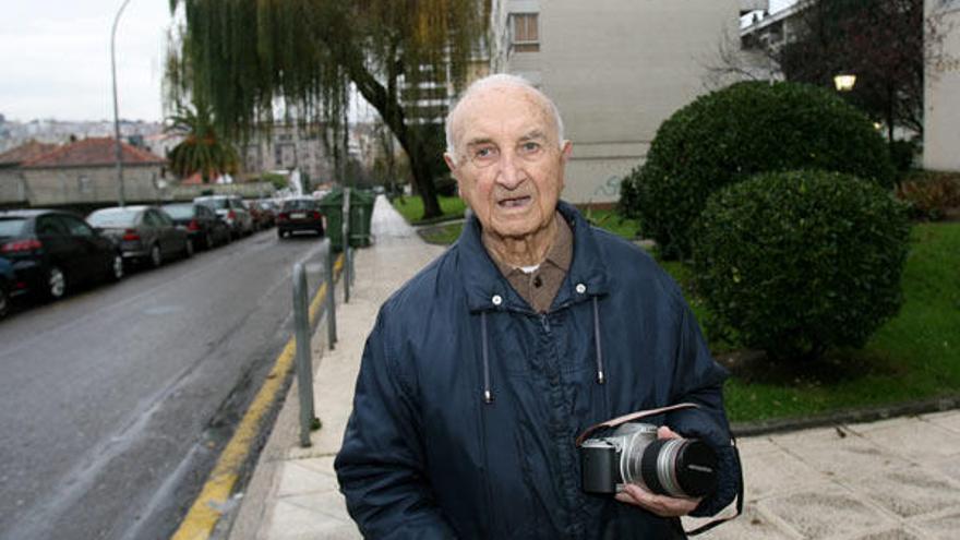 Ángel Llanos posando junto a su inseparable cámara de fotos