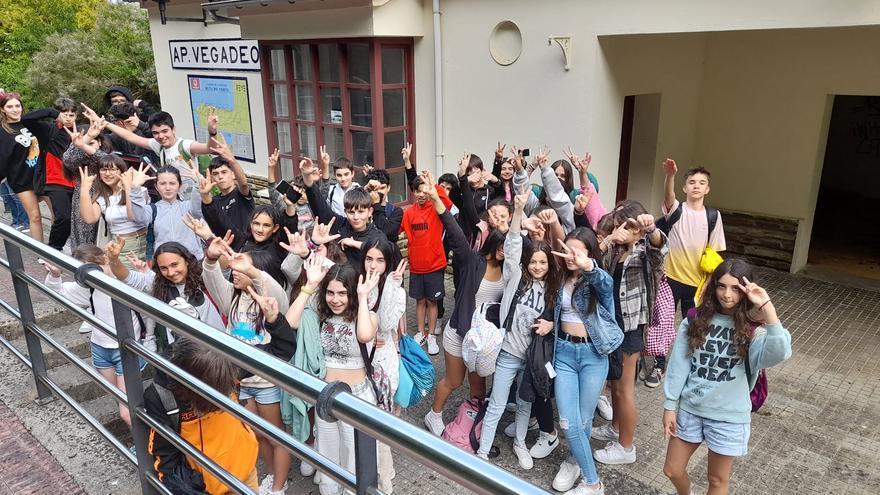La escuela viaja en tren: alumnos de Vegadeo usan el ferrocarril para visitar la localidad lucense de Viveiro