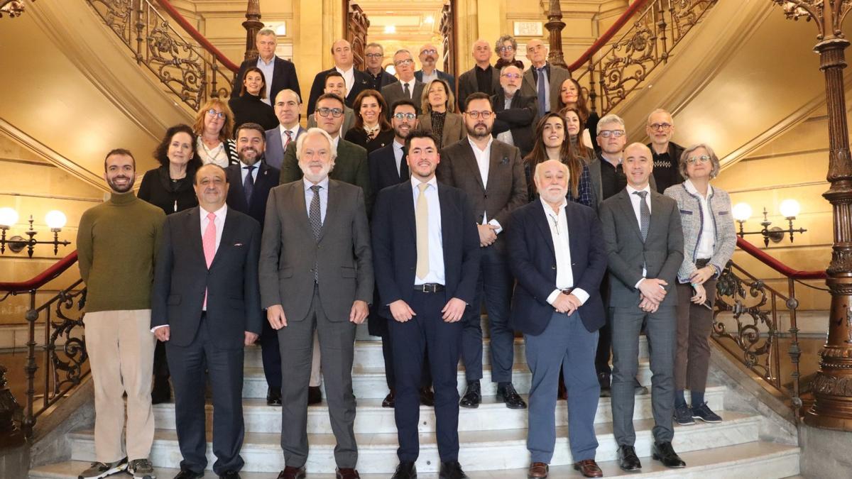 Foto de grupo de los asistentes a la reunión en el Ayuntamiento de San Sebastián.
