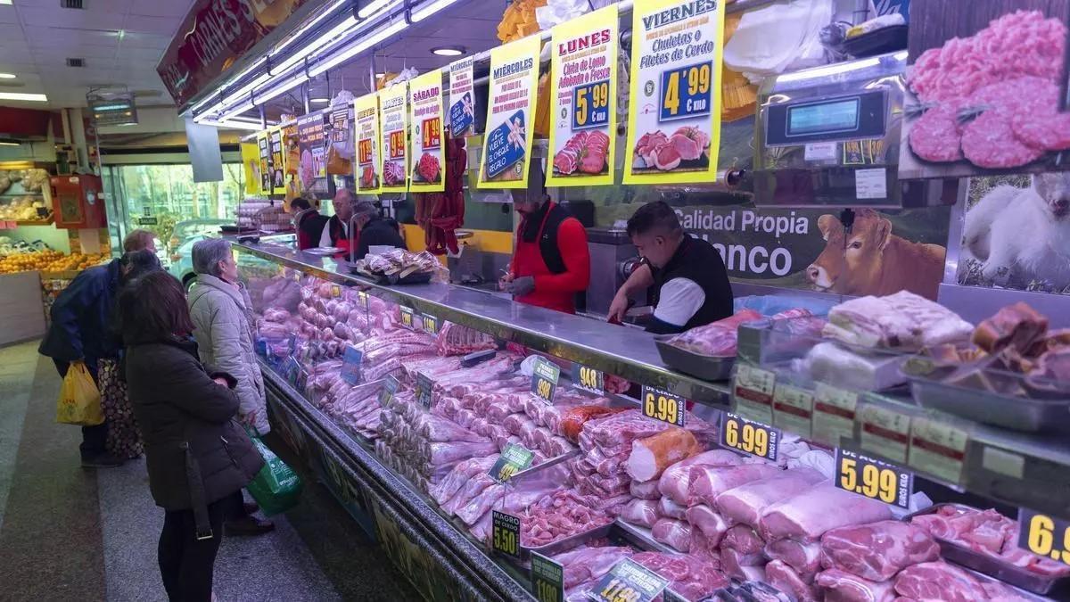 Según datos del INE, un 4,7% de los extremeños no pueden permitirse una comida de carne, pollo o pescado al menos cada dos días.