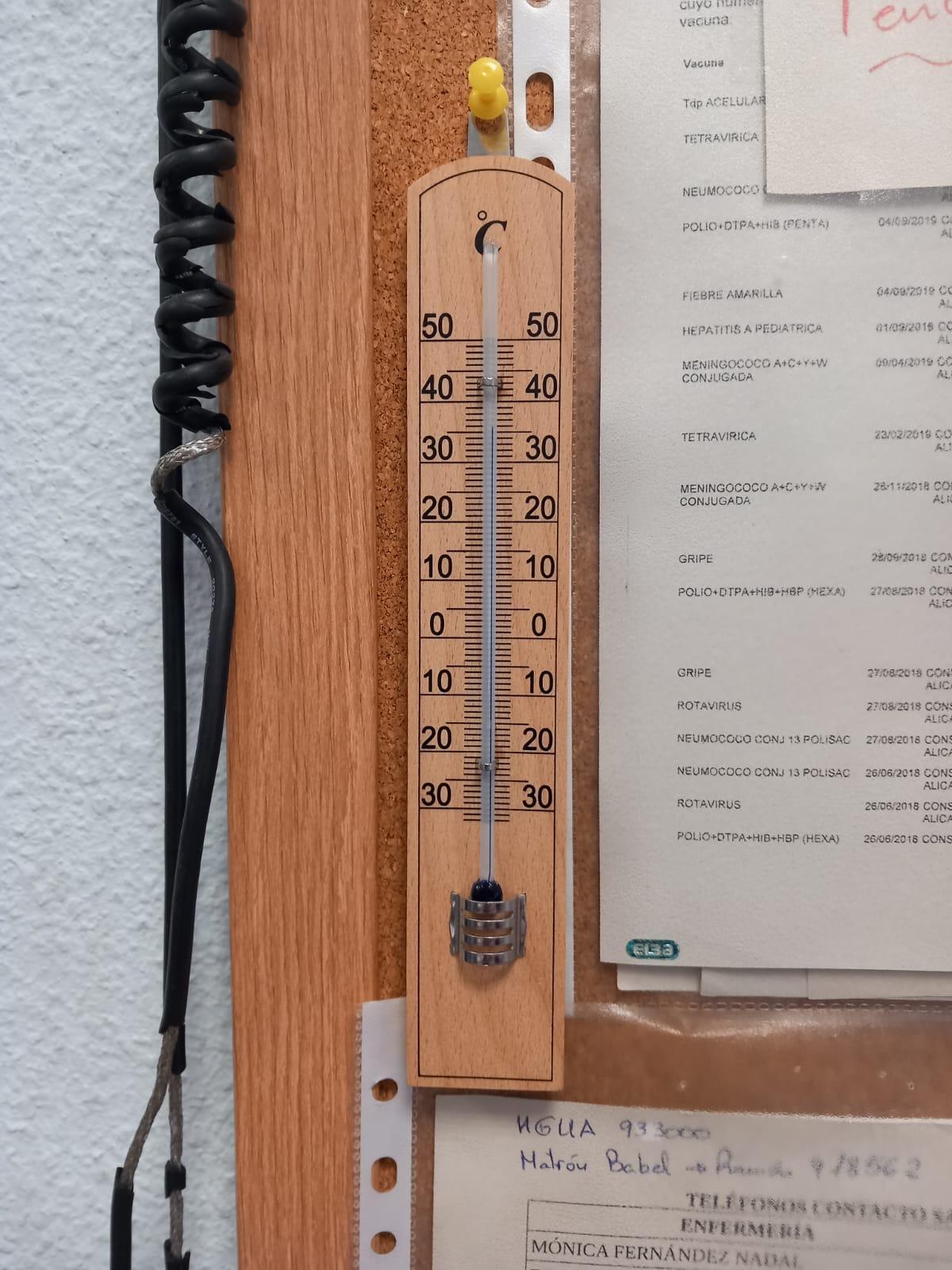 Termómetro en el interior del consultorio, a 36 grados, hace unas semanas