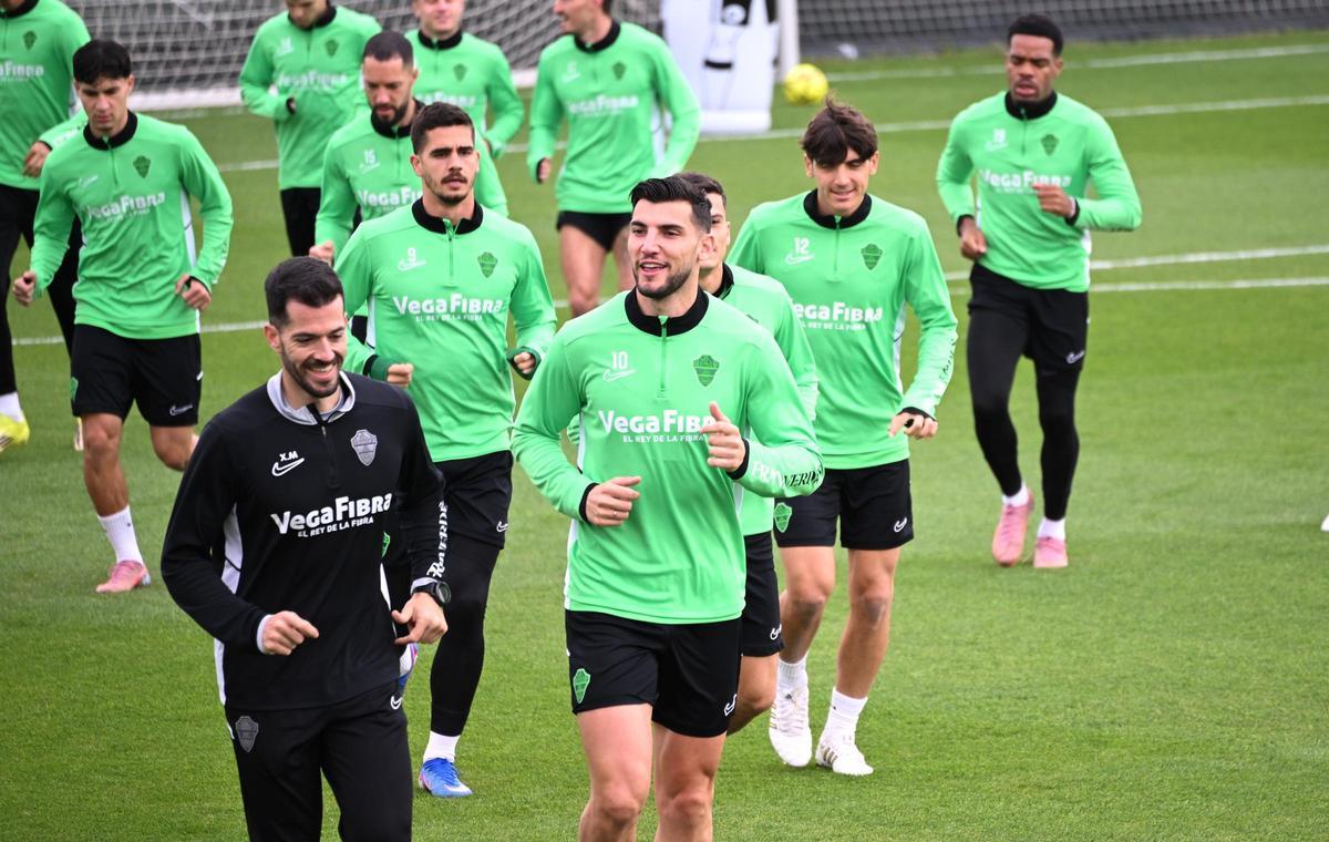 Rafa Mir realiza carrera continua, encabezando el grupo de jugadores junto al preparador físico, Xavi Moñino, durante un entrenamiento de esta semana.