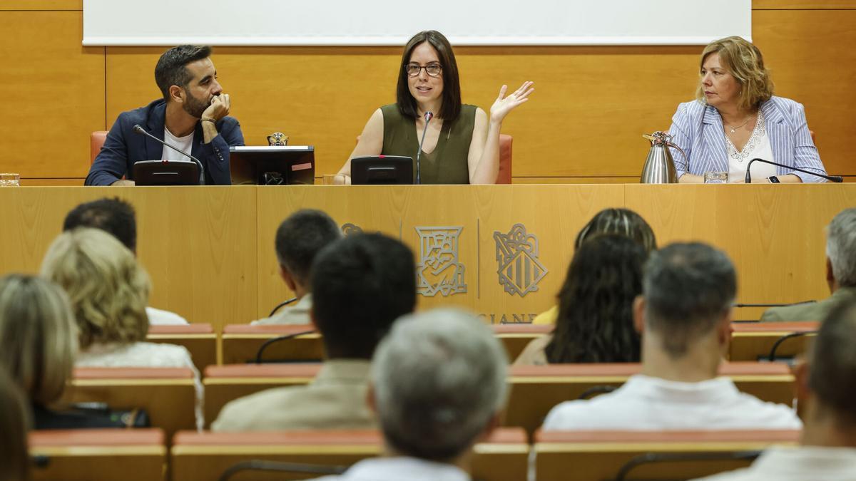 Diana Morant preside la reunión con el grupo socialista en las Corts, este lunes.