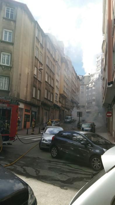 Los bomberos sofocan un vehículo incendiado en Juan Flórez