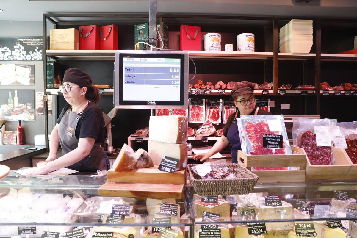 Almudena Jiménez y Montse Oliveira en la charcutería Gorfolí.