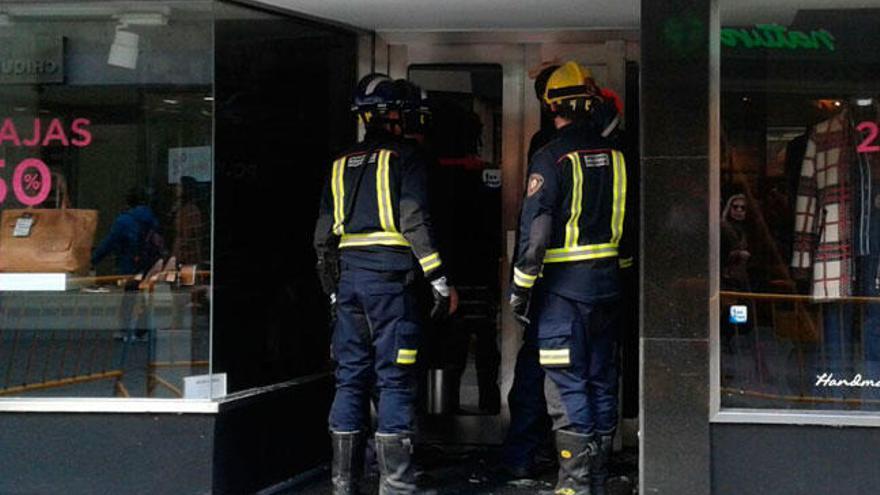 Miembros de la Policía Científica, esta mañana, en el edificio calcinado. // A.L.