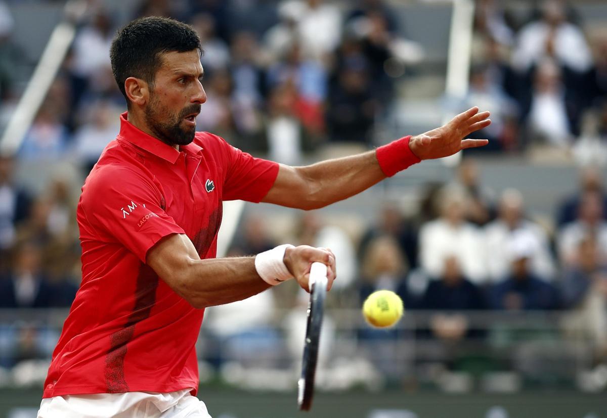 Djokovic golpea la pelota en un punto contra Sinner en semifinales de Roland Garros