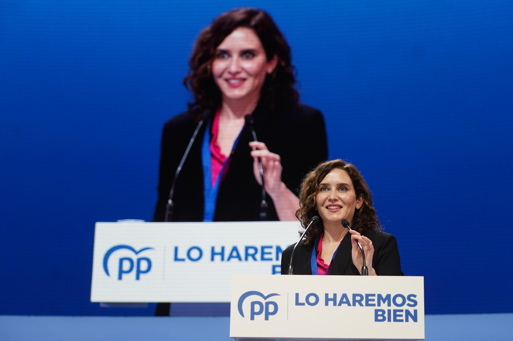 La presidenta de la comunidad de Madrid, Isabel Díaz Ayuso, durante su intervención  en el Palacio de Congresos y Exposiciones de Sevilla (FIBES) para participar en el XX Congreso extraordinario del PP.