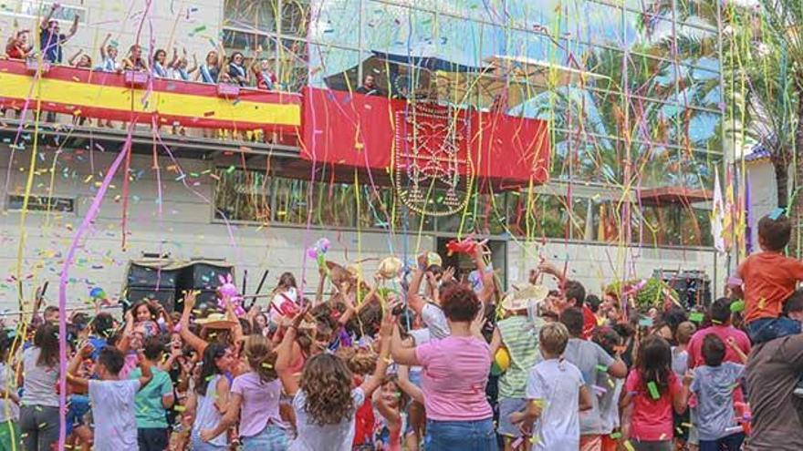 El chupinazo (imagen del año anterior) de este sábado en Dolores dará paso a la tradicional retreta de peñas festeras y a las divertidas fiestas del agua y de la espuma