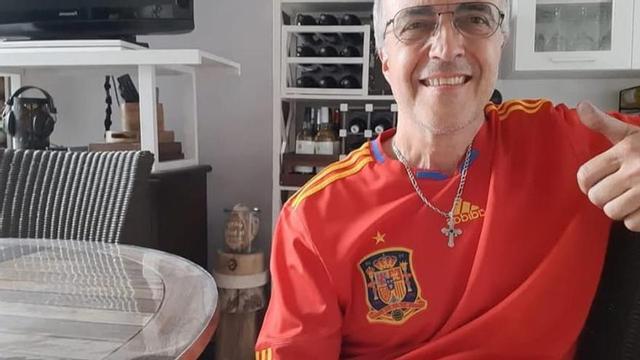 Arriba, Silvino Díaz, con la camiseta de la selección española el pasado 2 de julio en Bruselas.   A la izquierda, jugadores del  FC La Cantera.
