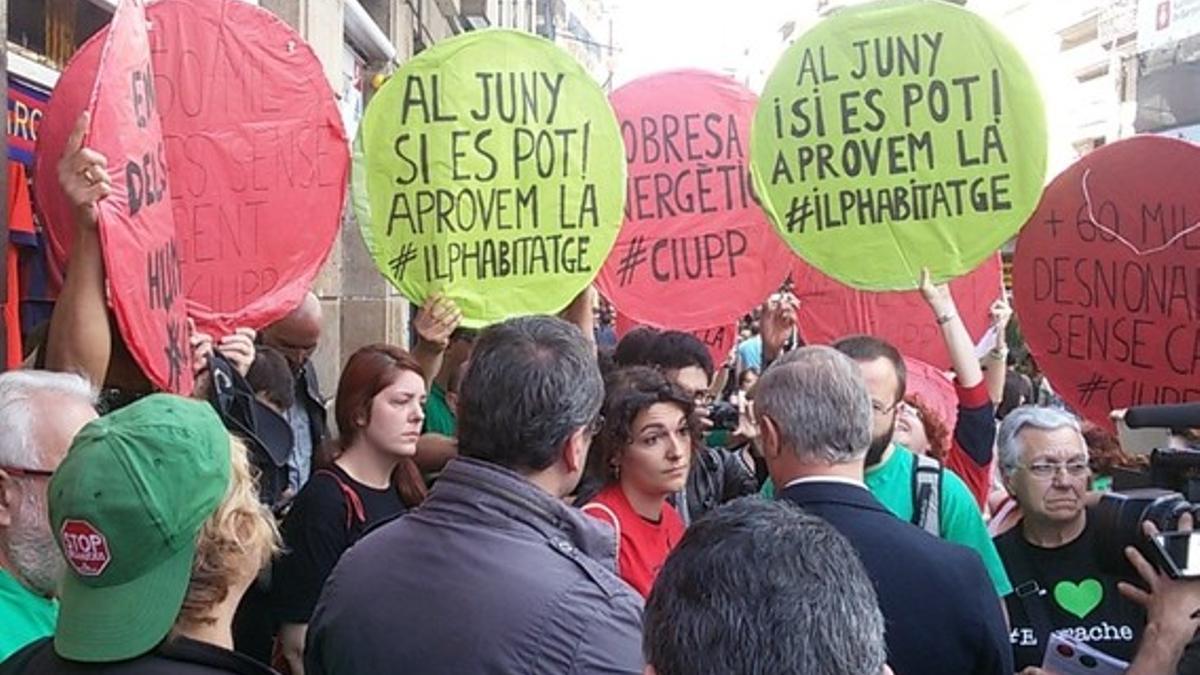 Escrache al candidato del PPC a la alcaldía de Barcelona, Alberto Fernández Díaz, en la fira de Sant Ponç, junto a la Rambla.