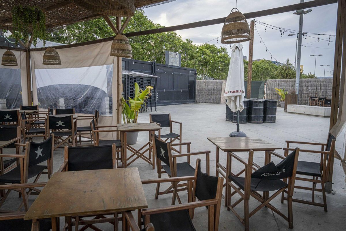 Badalona desaloja el popular bar de tardeos Santa Lola ante el malestar de los propietarios