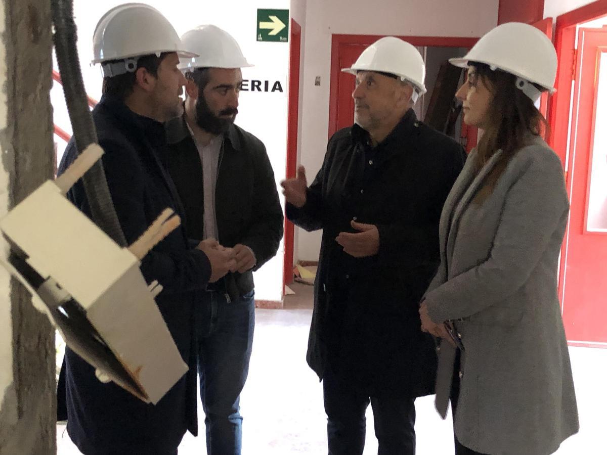 Por la izquierda, José Ramón Romero, Julián Bustelo, José Carlos Vidal y Fátima Cachafeiro, supervisando en Boiro las obras del futuro Museo da Conserva.