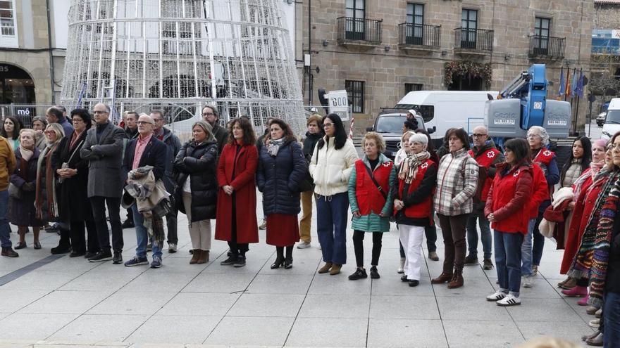 Público durante la lectura del manifiesto, ayer, en la Plaza de España de Avilés. A la izquierda, Pablo Daniel Pérez y Ana Suárez Guerra leyendo el texto. | MARA VILLAMUZA