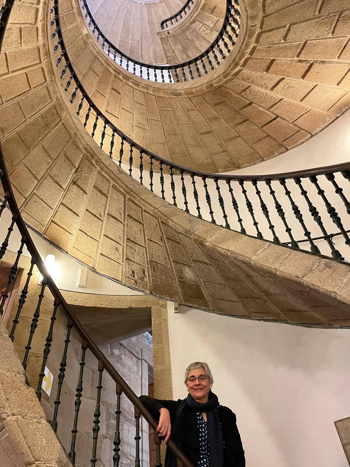Concepción Losada en la escalera heicoidal, símbolo del Museo do Pobo Galego