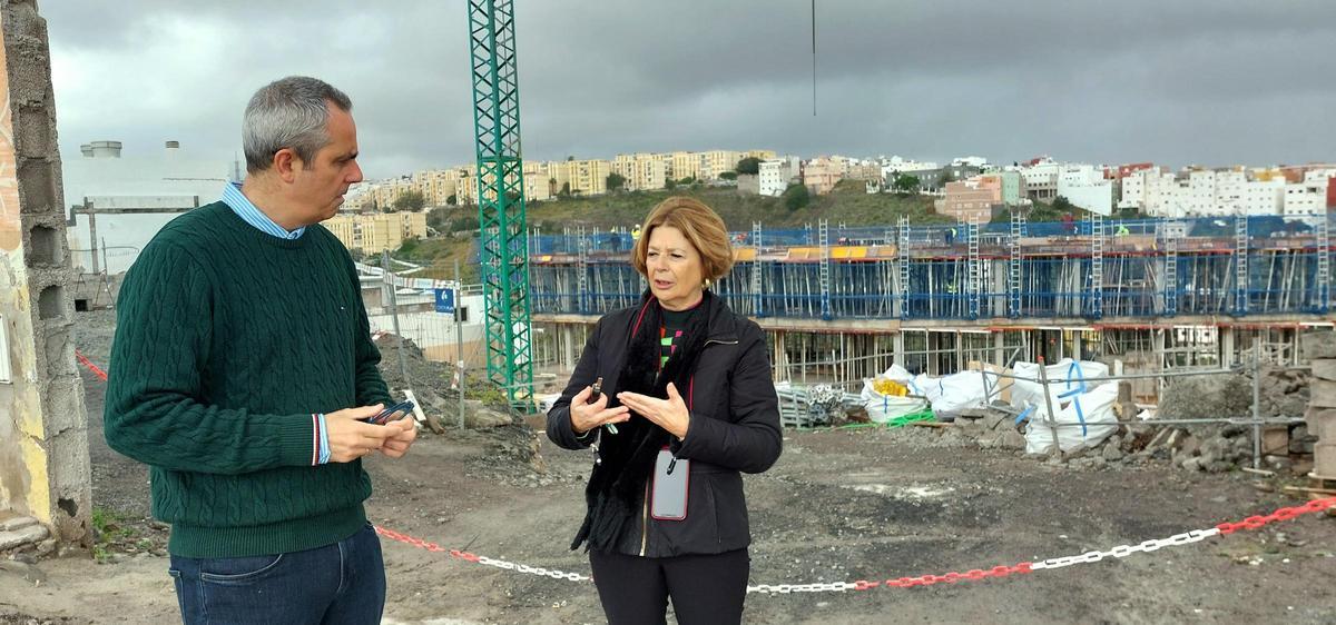 Los consejero del PP en el Cabildo de Gran Canaria Miguel Jorge Blanco y Pepa Luzardo durante su visita a las viviendas en construcción en El Secadero.