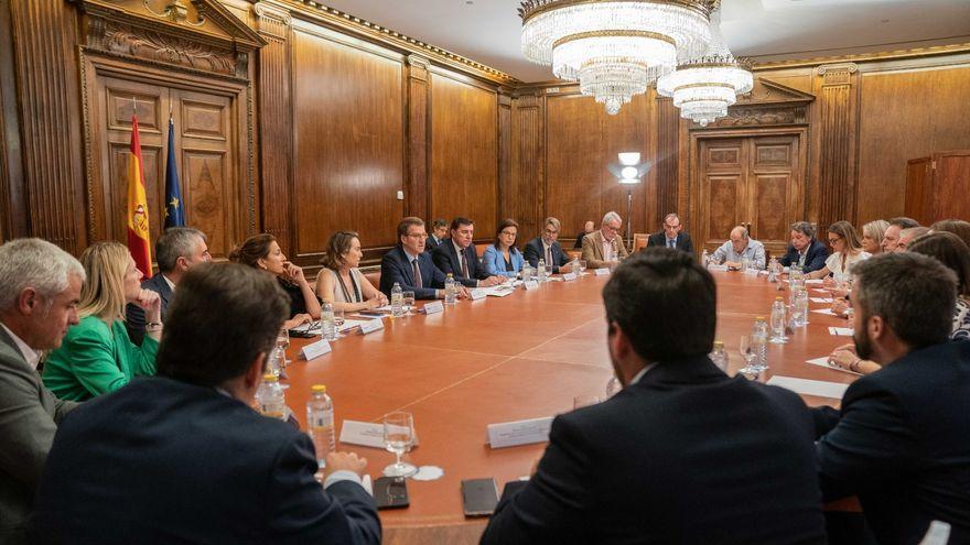 El líder del PP, Alberto Núñez Feijóo, y su portavoz parlamentaria, Cuca Gamarra, reunieron a 18 asociaciones de víctimas del terrorismo en una sala del Congreso.