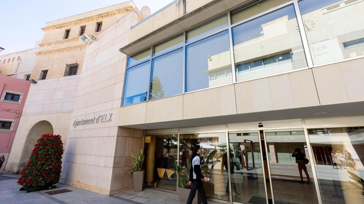 El Ayuntamiento de Elche, en la parte que da al Mercado Central.