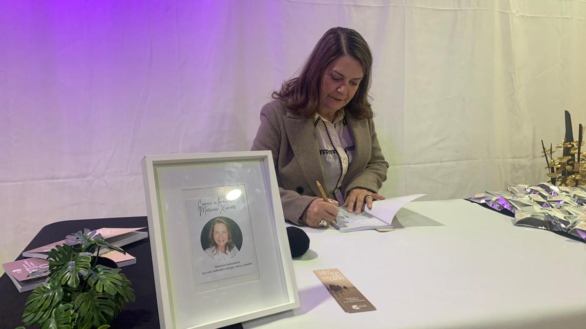 Mariani Xavier, signant un exemplar del seu llibre.