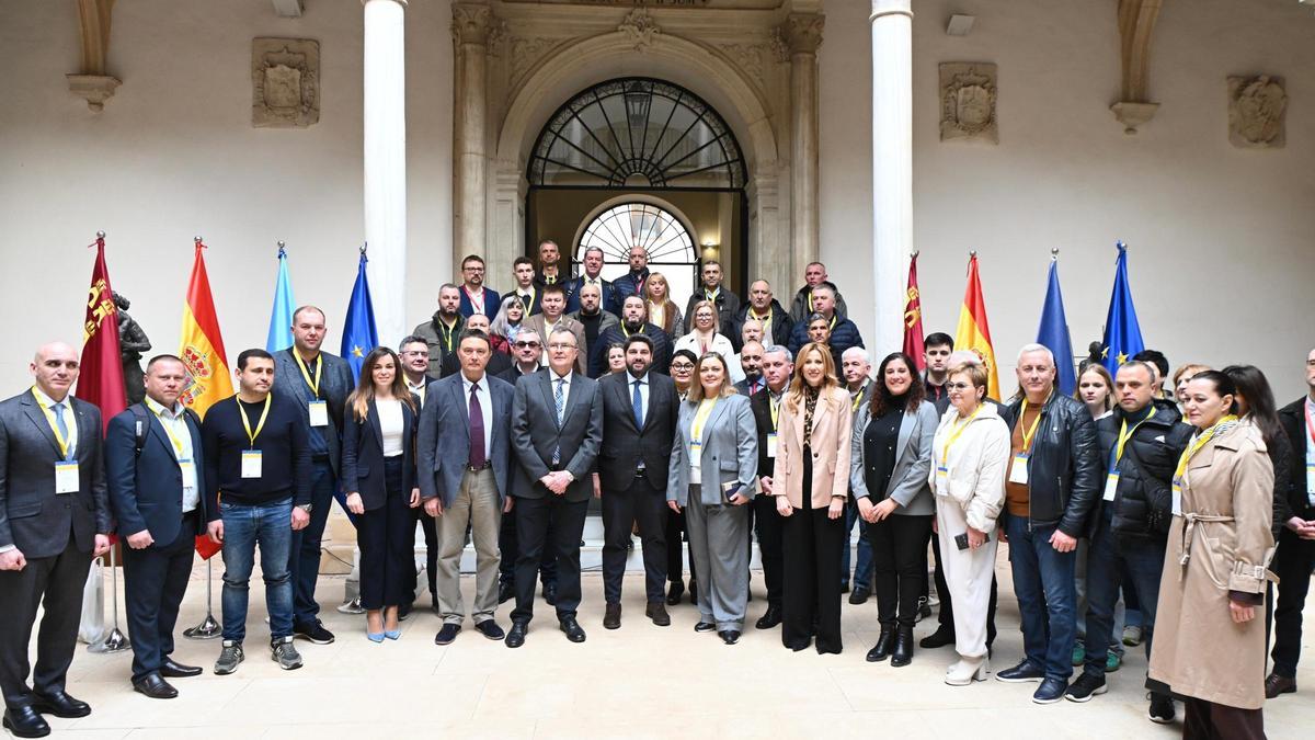 El presidente de la Comunidad, Fernando López Miras, recibió hoy en San Esteban a una delegación de alcaldes ucranianos que visitan la Región de Murcia para conocer algunas de las empresas vinculadas al programa Caetra que pueden ayudar a la reconstrucción de su país.