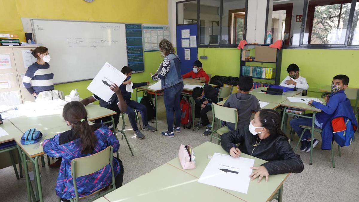 Diversos alumnes en una escola de Girona en una fotografia d’arxiu. | ANIOL RESCLOSA