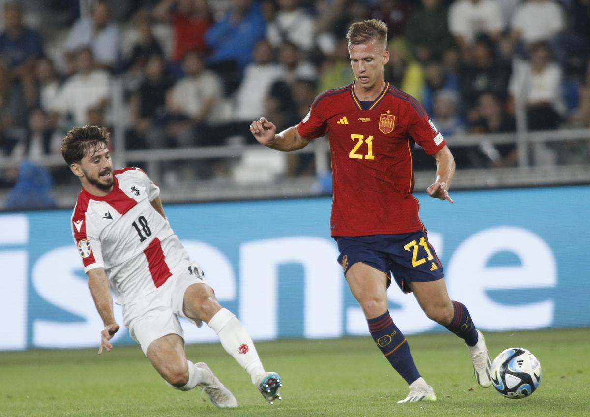 Tbilisi (Georgia), 08/09/2023.- Otar Kiteishvili (L) of Georgia in action against Dani Olmo (R) of Spain during the UEFA Euro 2024 qualifying Group A soccer match between Georgia and Spain, in Tbilisi, Georgia, 08 September 2023. (España) EFE/EPA/DAVID MDZINARISHVILI