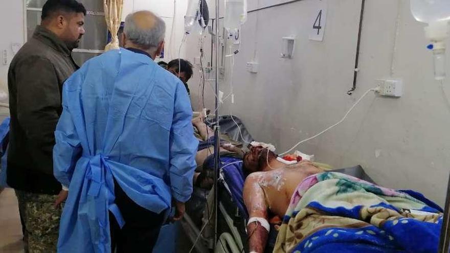 Milicianos heridos en los bombardeos reciben asistencia en un hospital en Irak. // Reuters