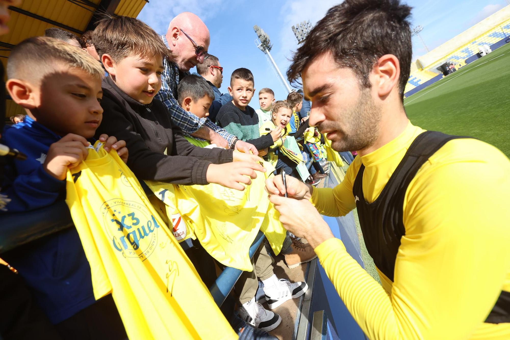 Así ha sido el entrenamiento navideño del Villarreal a puerta abiertas