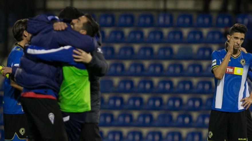 Los jugadores del Alcoyano se abrazan, con Tarí a la derecha de la imagen