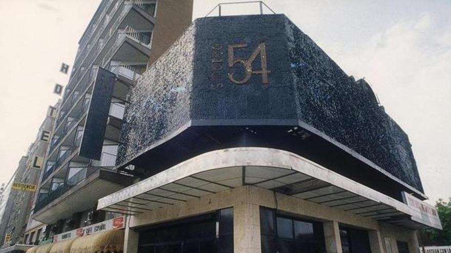 Studio 54, cuando era un referente de la noche barcelonesa. Al lado, el Café Español y el Hotel Auto Hogar. Los dueños del club Riviera compraron en el 2002 la sala y el hotel para hacer un macroprostíbulo.