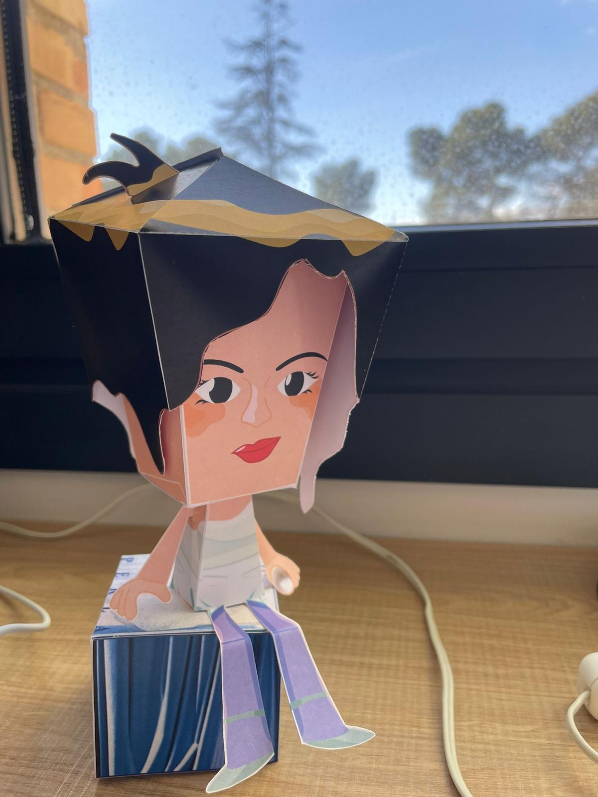 Figura de papel de la artista Rosalía creada por Daniel (19)