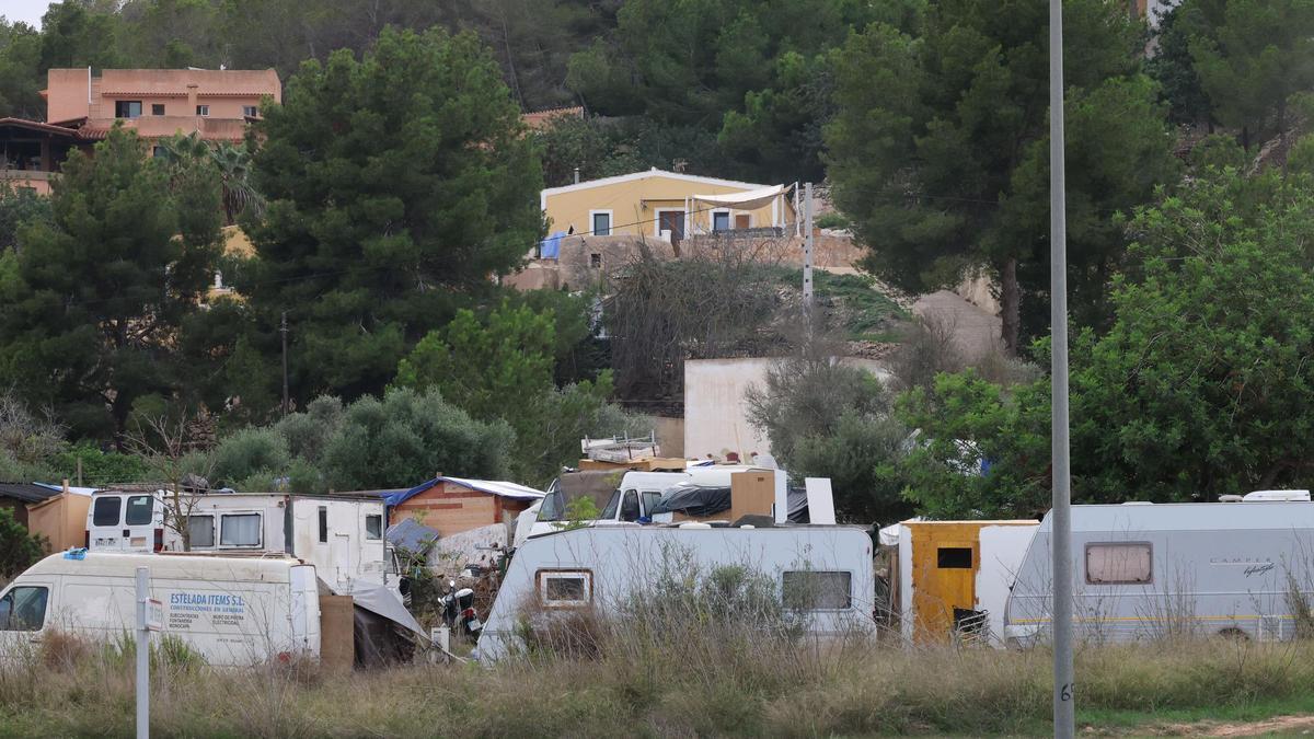 Diversas autocaravanas en el asentamiento de chabolas Can Rova 2.