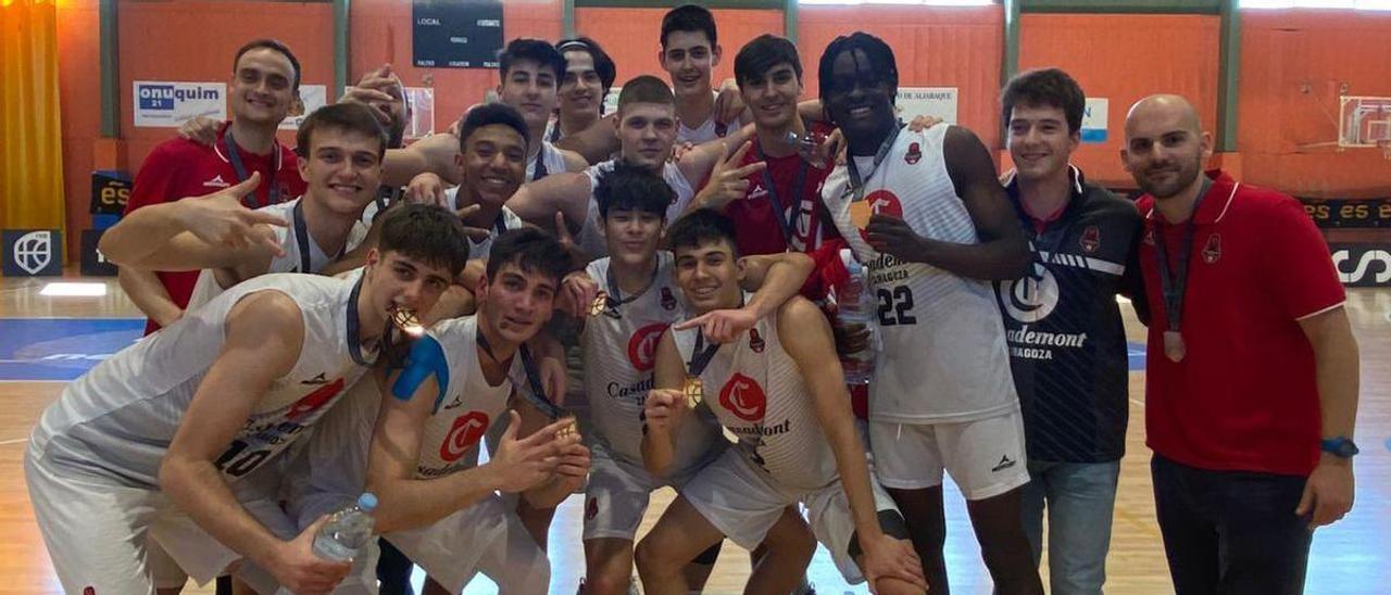 El equipo júnior celebra su medalla de bronce conquistada en Huelva.