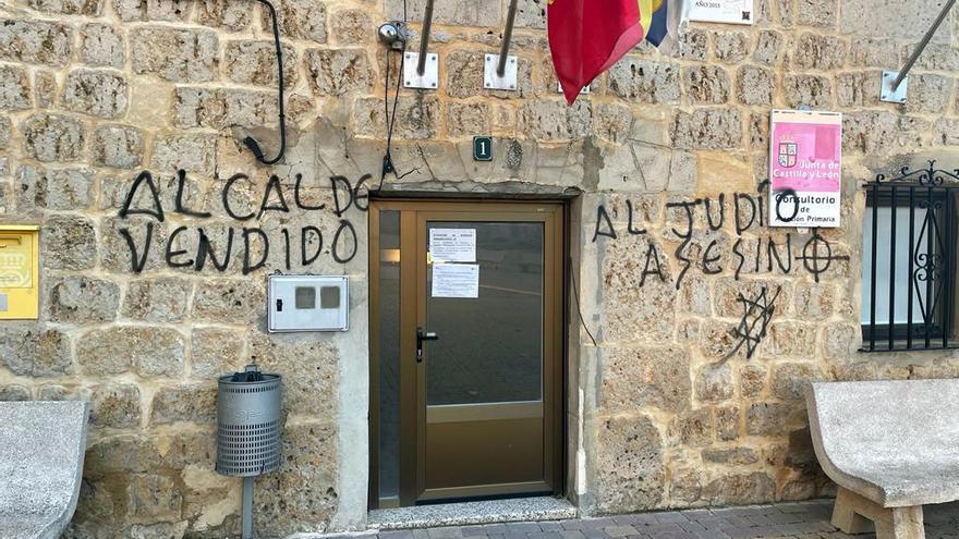 Castrillo Mota de Judíos (Burgos) amanece lleno de insultos y amenazas antisemitas contra su alcalde