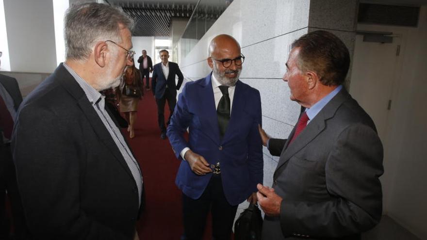 Miguel Quintanilla, en el centro de la imagen, junto a José Luis Gisbert, presidente de IFA y Juan Riera, presidente de la Cámara