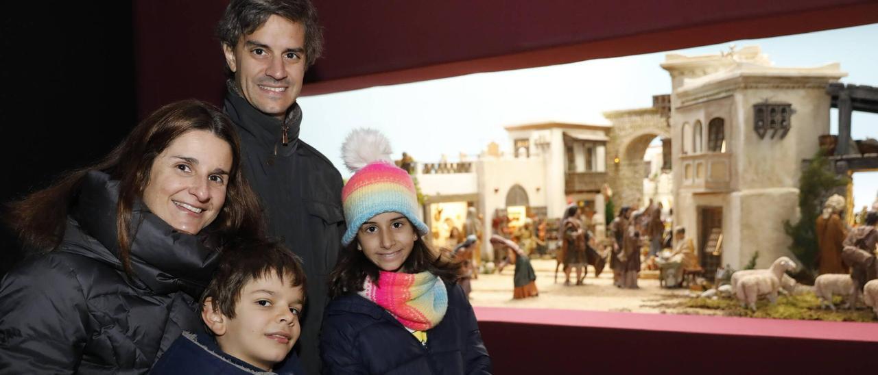 Félix García y Cristina Gallardo, con los pequeños Raúl y Andrea García.