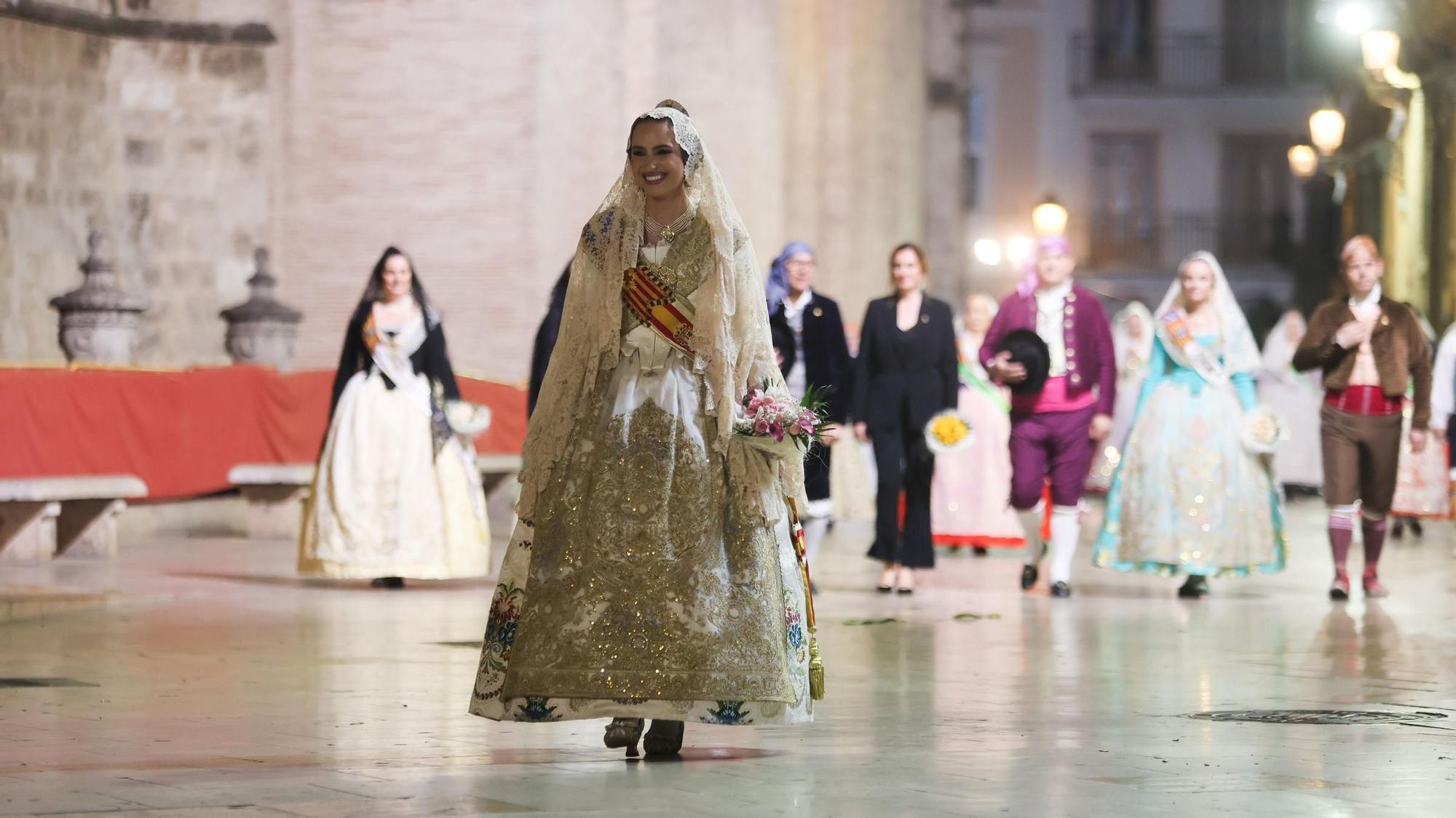 La fallera mayor de Valencia, María Estela Arlandis, ofrenda a la Virgen