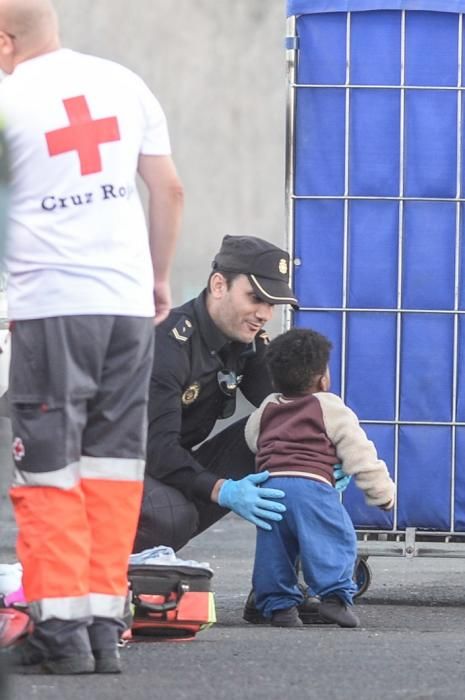 Mogán. Llegada patera Arguineguín.  | 18/12/2019 | Fotógrafo: José Carlos Guerra