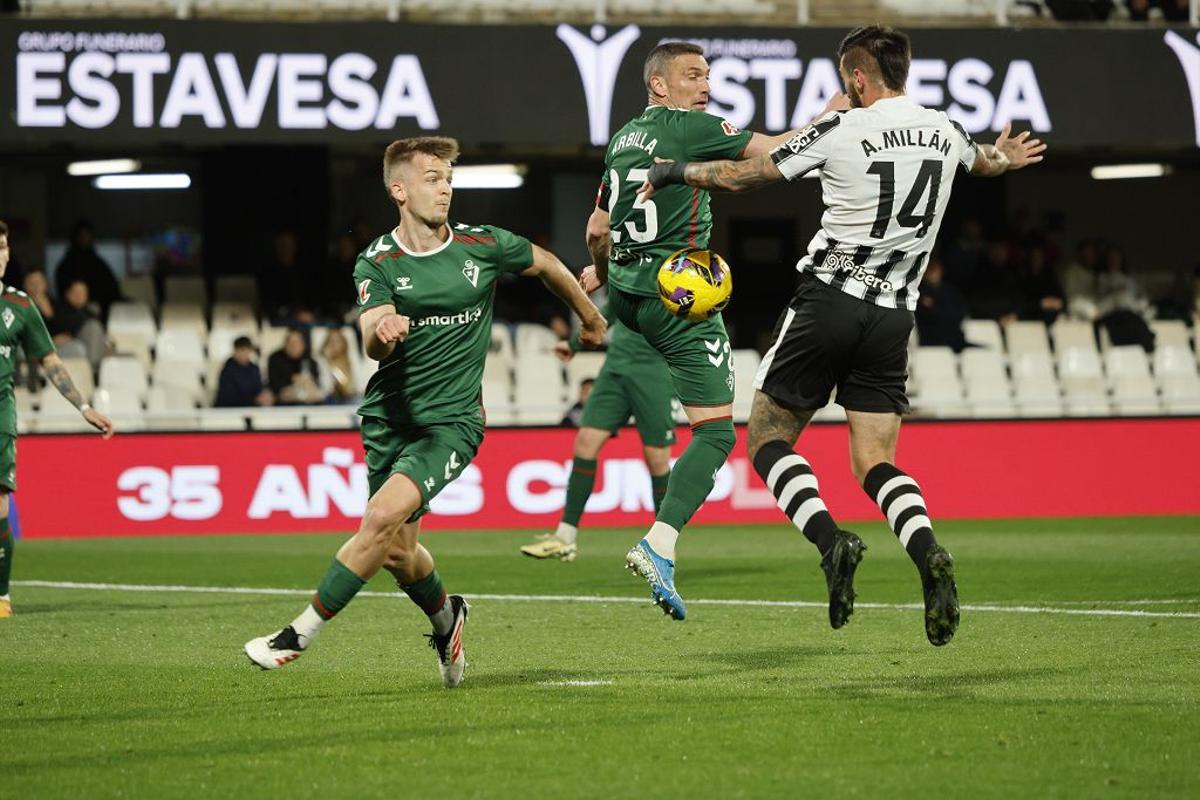 La derrota en casa del FC Cartagena frente al Eibar, en imágenes