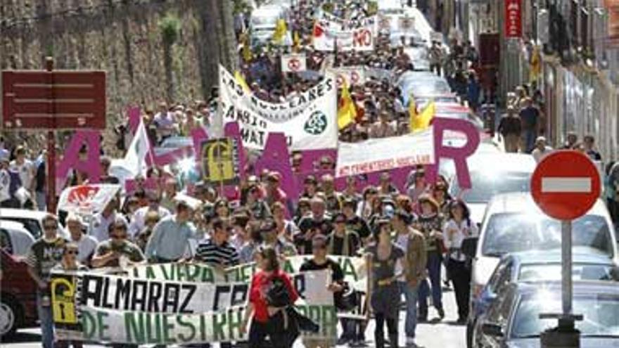 Un millar de personas grita en Cáceres &quot;no&quot; al silo nuclear, Almaraz y la refinería