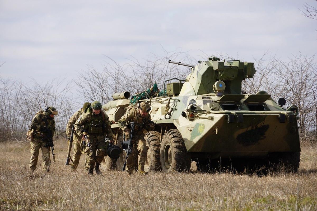 Maniobras de soldados ucranianos en un entrenamiento en la región de Jersón, el pasado febrero.