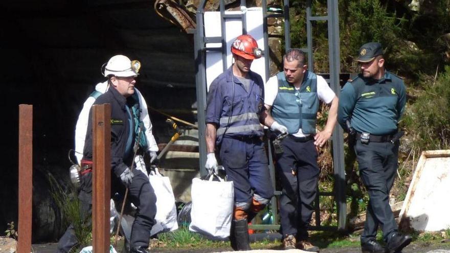 Agentes de la Guardia Civil, saliendo del interior de la mina de Cerredo, el pasado abril, tras el accidente. | DEMELSA ÁLVAREZ